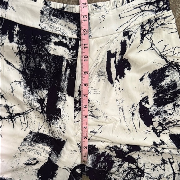 Fashion Nova White and Navy Pants - Picture 5 of 9